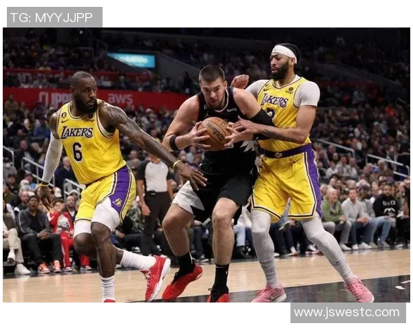 湖人队与快船队激烈对抗引发场内冲突球迷热议比赛暴力事件 湖人队与快船队激烈对抗引发场内冲突球迷热议比赛暴力事件