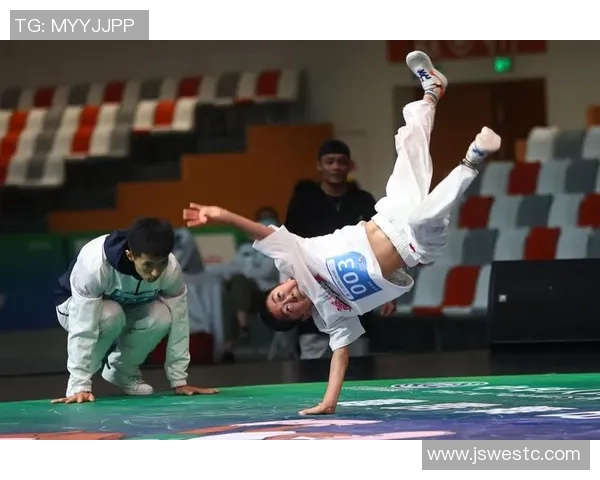 重庆攀岩队在世界街舞大赛中的耐力表现引发热议与赞赏